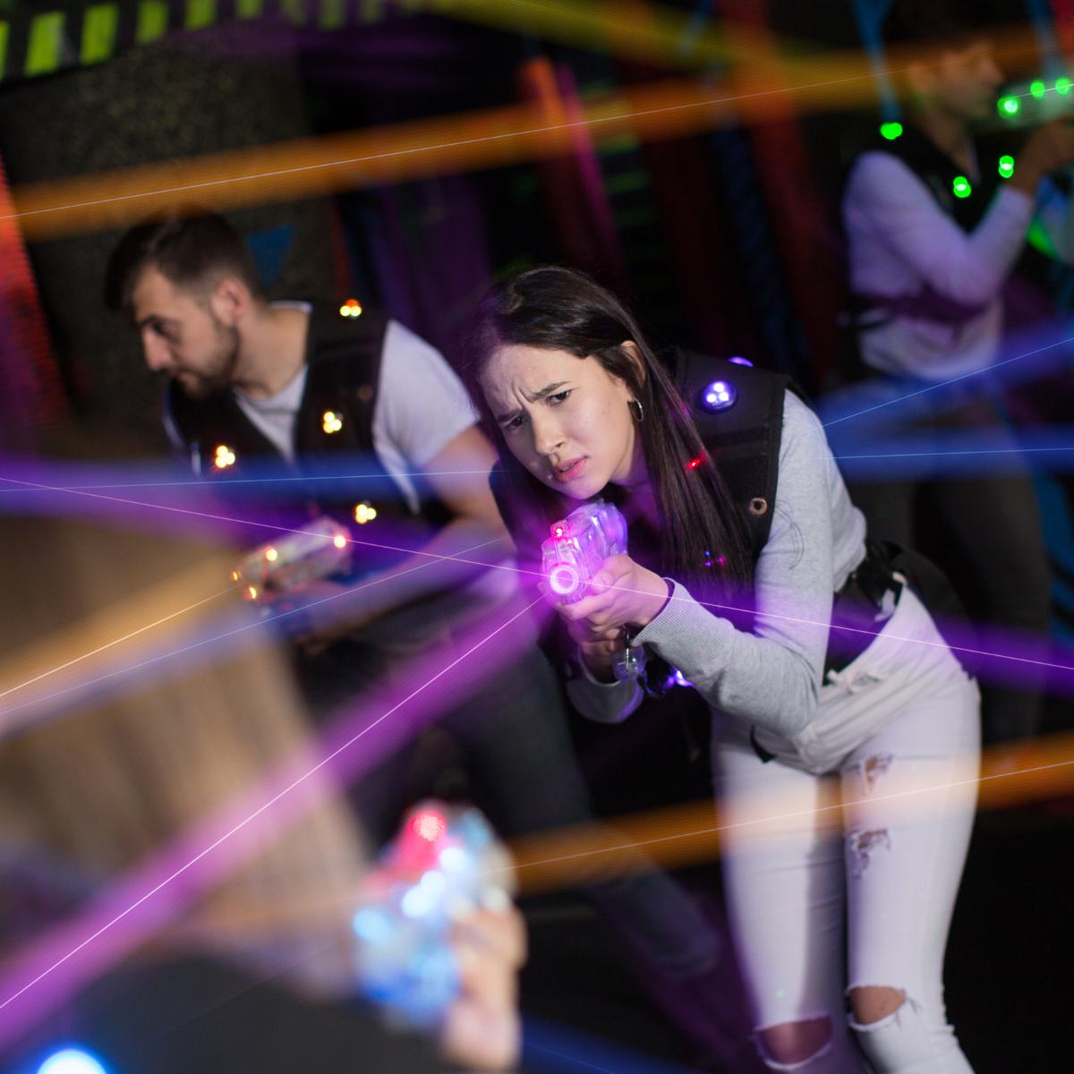 Laser Tag en Alicante para Despedidas de Soltero/a - Diversión y Estrategia en un Entorno Futurista